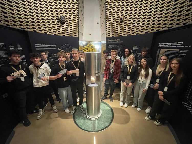 PÉNZMÚZEUM-LÁTOGATÁS – Saját bankjeggyel tértünk haza!
